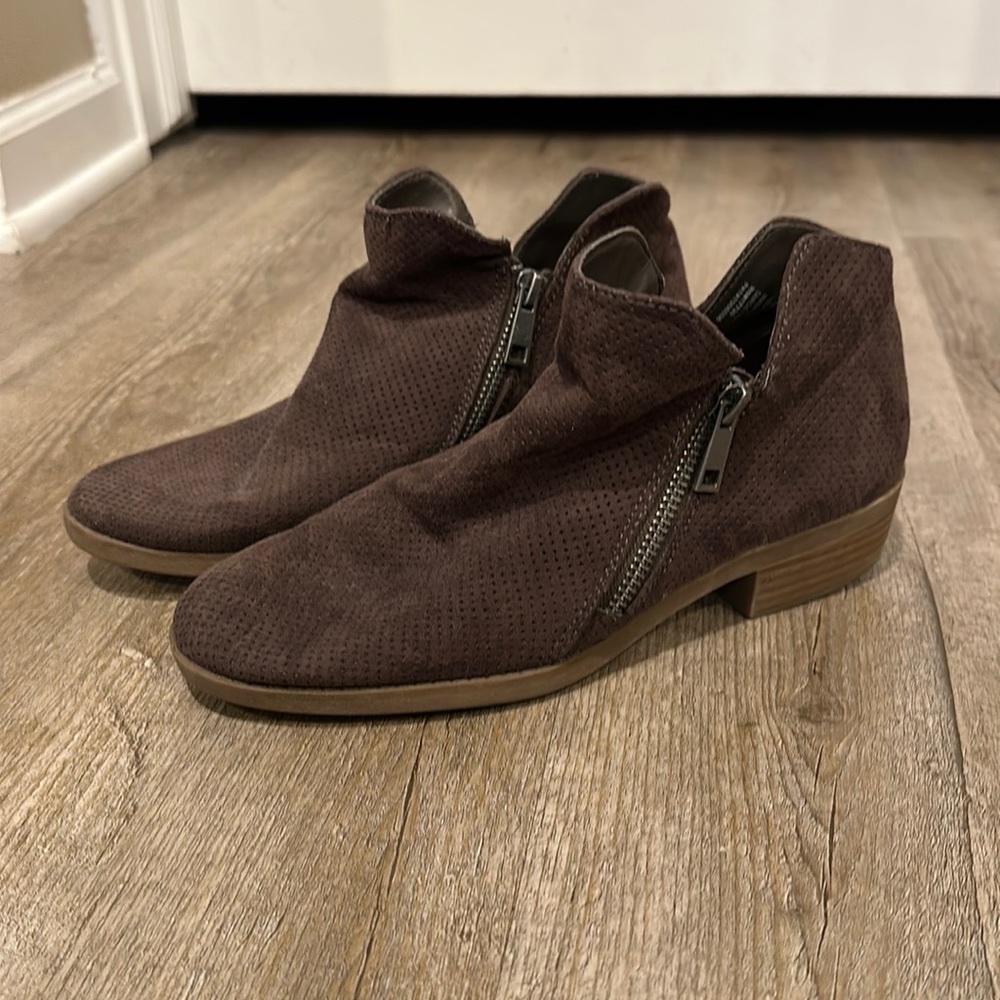 Cute brownish gray zip up booties. Size 6.5.